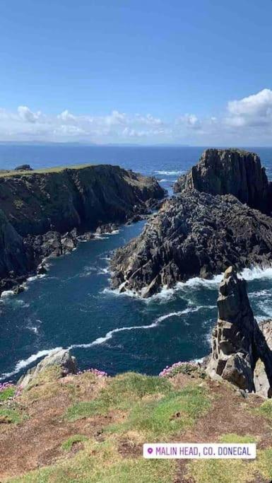Cosy Portmor Log Cabin- Sea Views, Deck & Relaxation Malin Head المظهر الخارجي الصورة