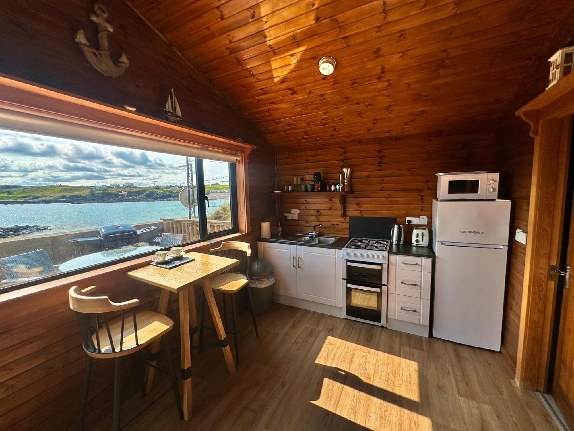 Cosy Portmor Log Cabin- Sea Views, Deck & Relaxation Malin Head المظهر الخارجي الصورة